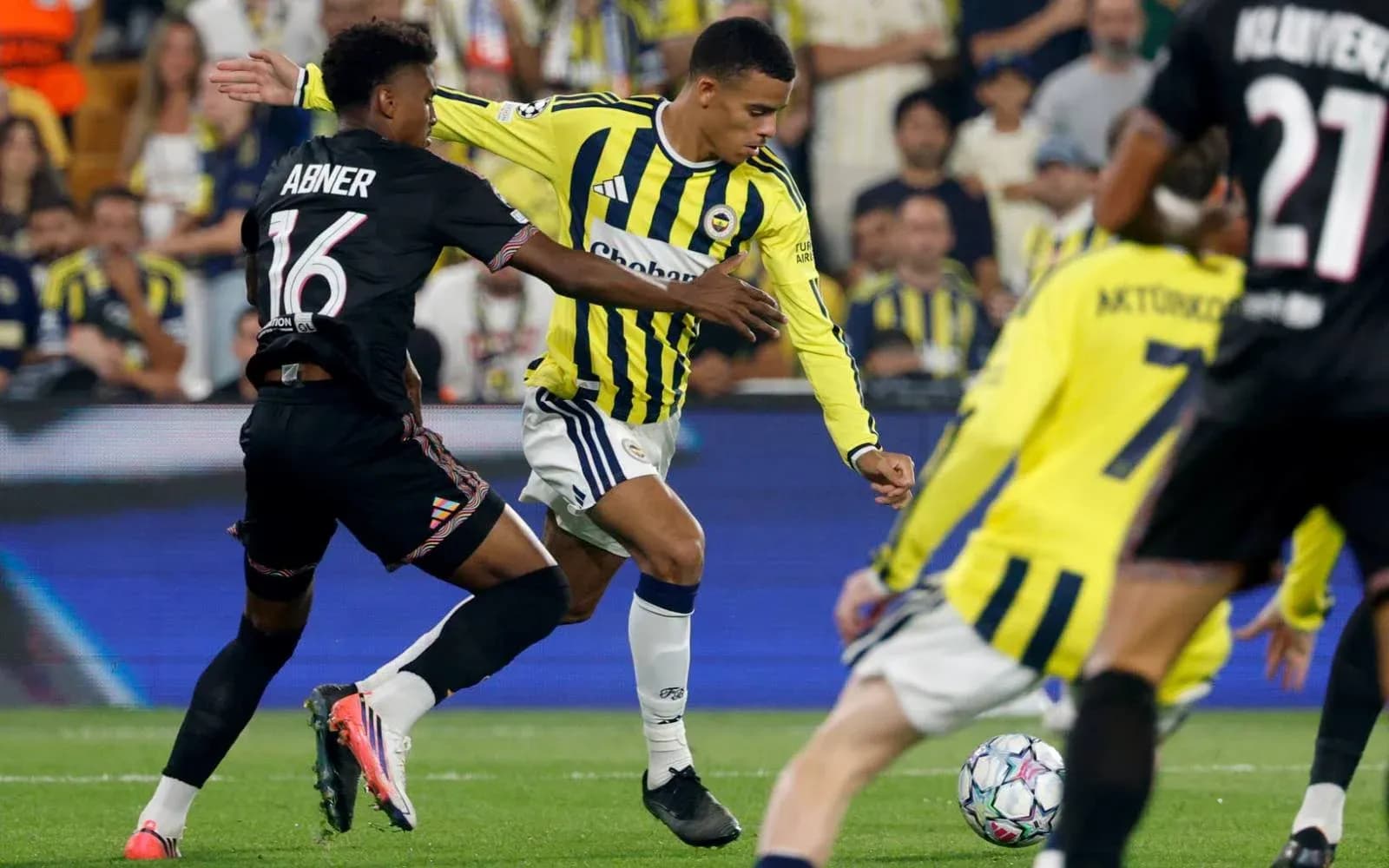 Fenerbahçe y Lyon luchando por el balón Fenerbahçe y Lyon luchando por el balón