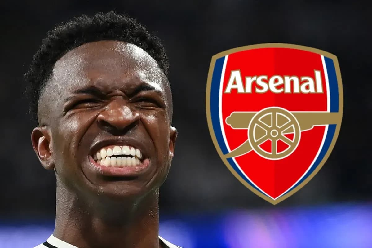 Jugador sonriendo con logo de Arsenal al fondo Jugador sonriendo con logo de Arsenal al fondo