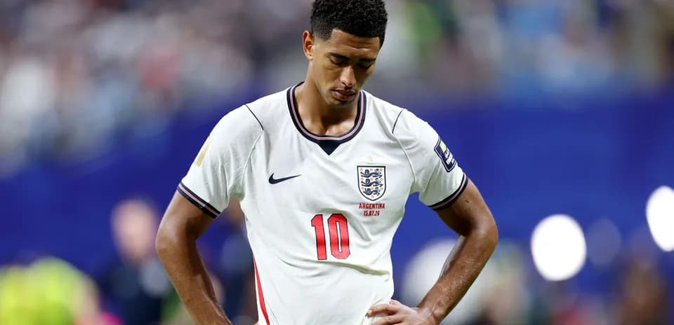 Jugador de Inglaterra con la cabeza agachada en el campo Jugador de Inglaterra con la cabeza agachada en el campo