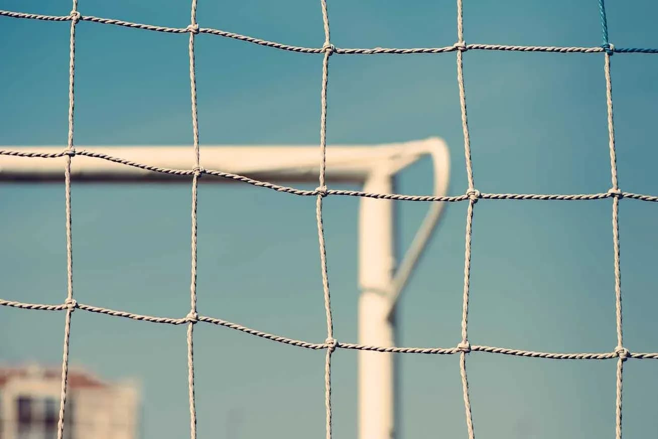 Red de una portería de fútbol contra el cielo Red de una portería de fútbol contra el cielo