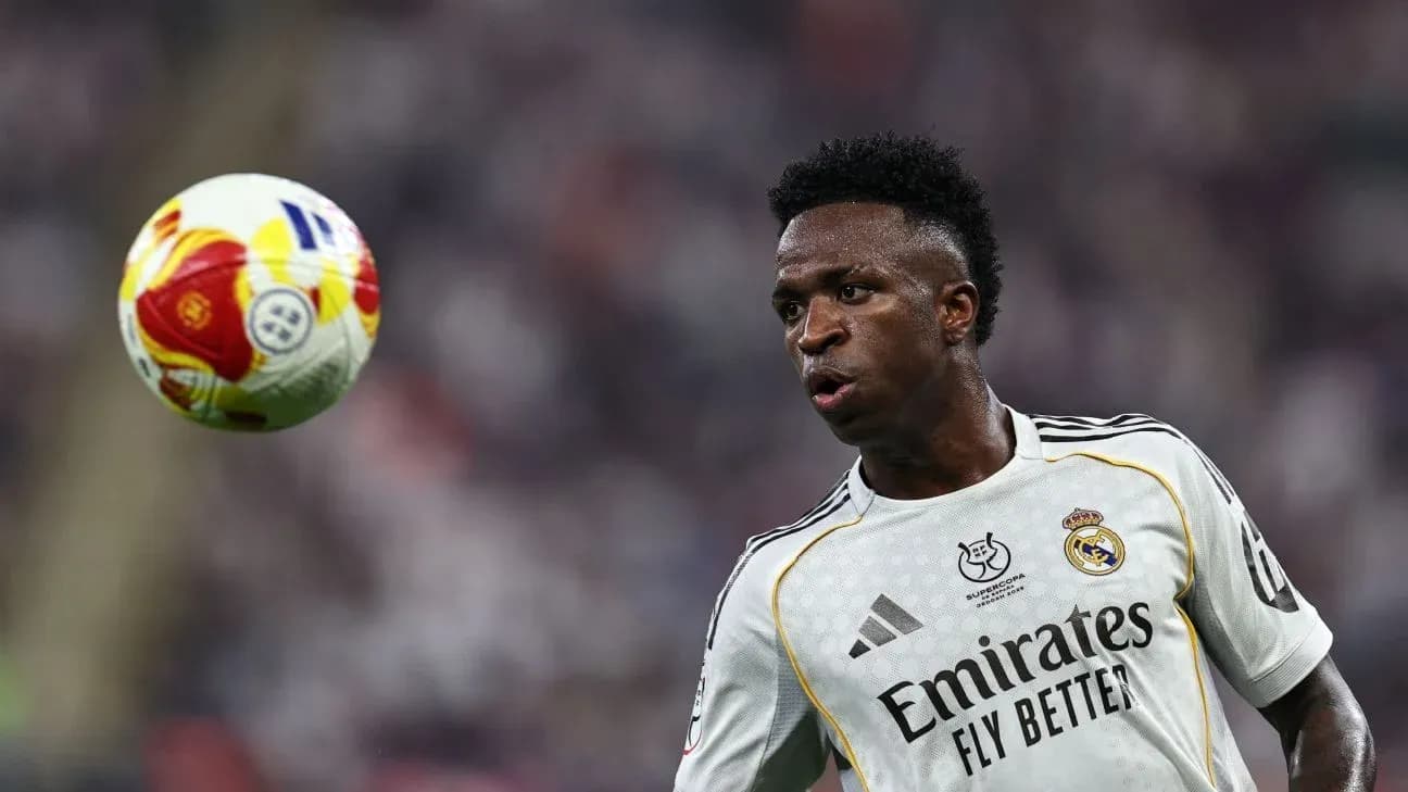 Vinícius Júnior controlando el balón durante el partido Vinícius Júnior controlando el balón durante el partido