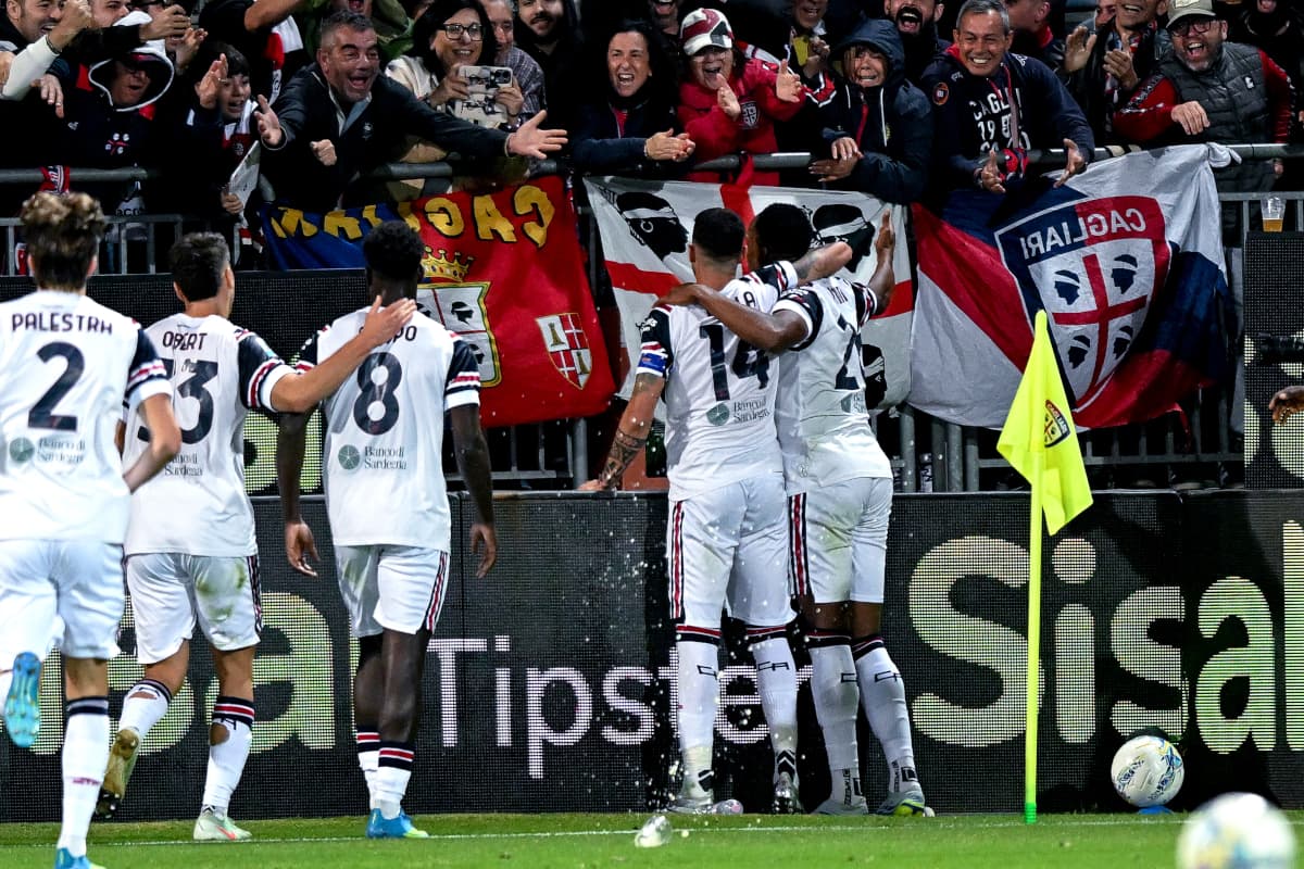Jugadores de Cagliari celebrando un gol Jugadores de Cagliari celebrando un gol