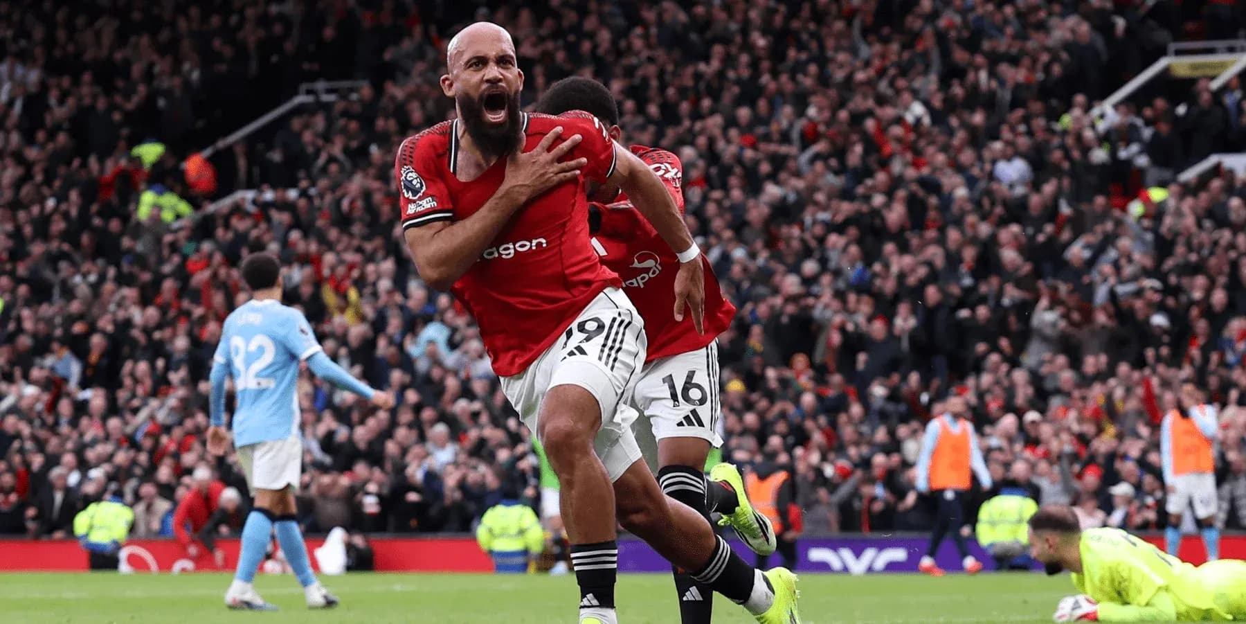 Jugadores de Manchester United celebrando un gol Jugadores de Manchester United celebrando un gol