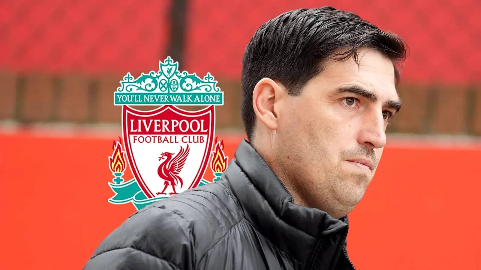 Entrenador de Liverpool frente al logo del club Entrenador de Liverpool frente al logo del club