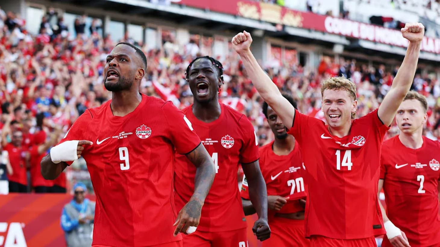 Jugadores de Canadá celebrando un gol Jugadores de Canadá celebrando un gol