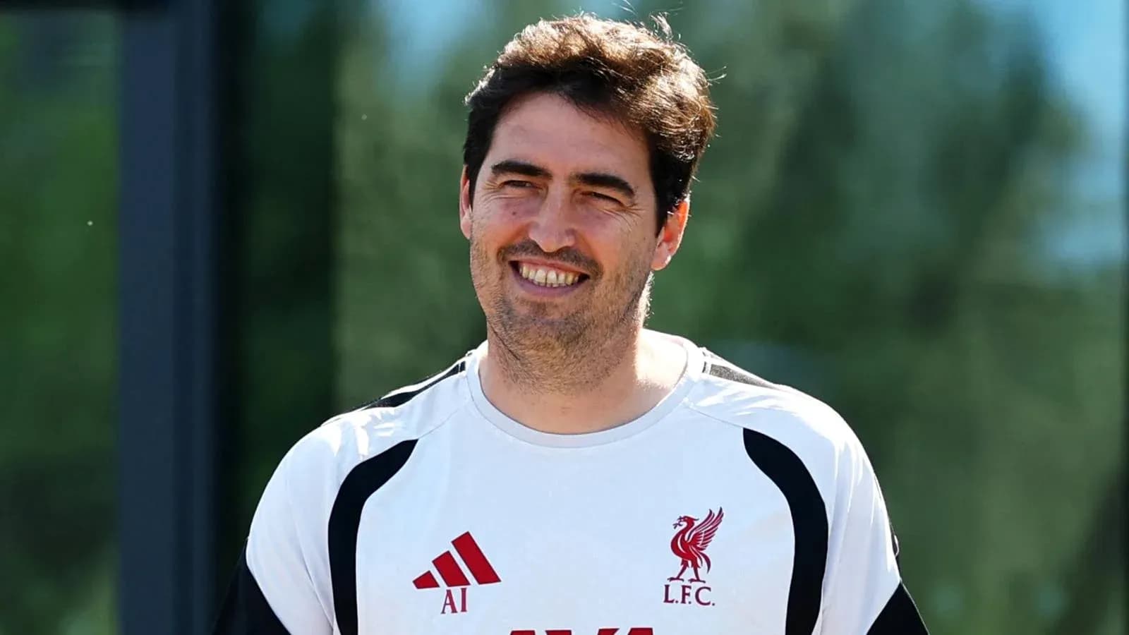 Entrenador de Liverpool sonriendo durante entrenamiento Entrenador de Liverpool sonriendo durante entrenamiento