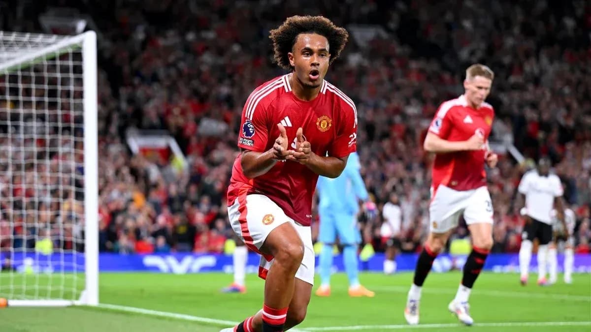Jugador de Manchester United celebra un gol en el partido Jugador de Manchester United celebra un gol en el partido