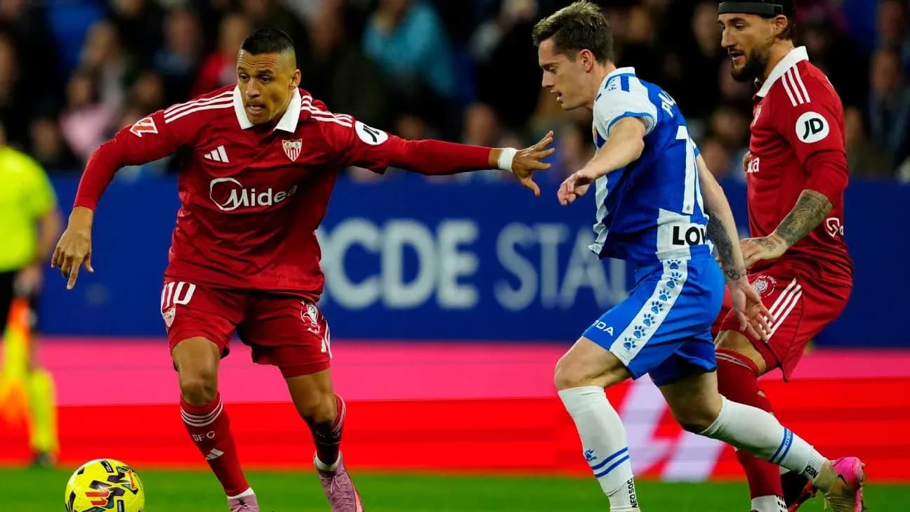 Jugadores de Sevilla y Espanyol en acción Jugadores de Sevilla y Espanyol en acción