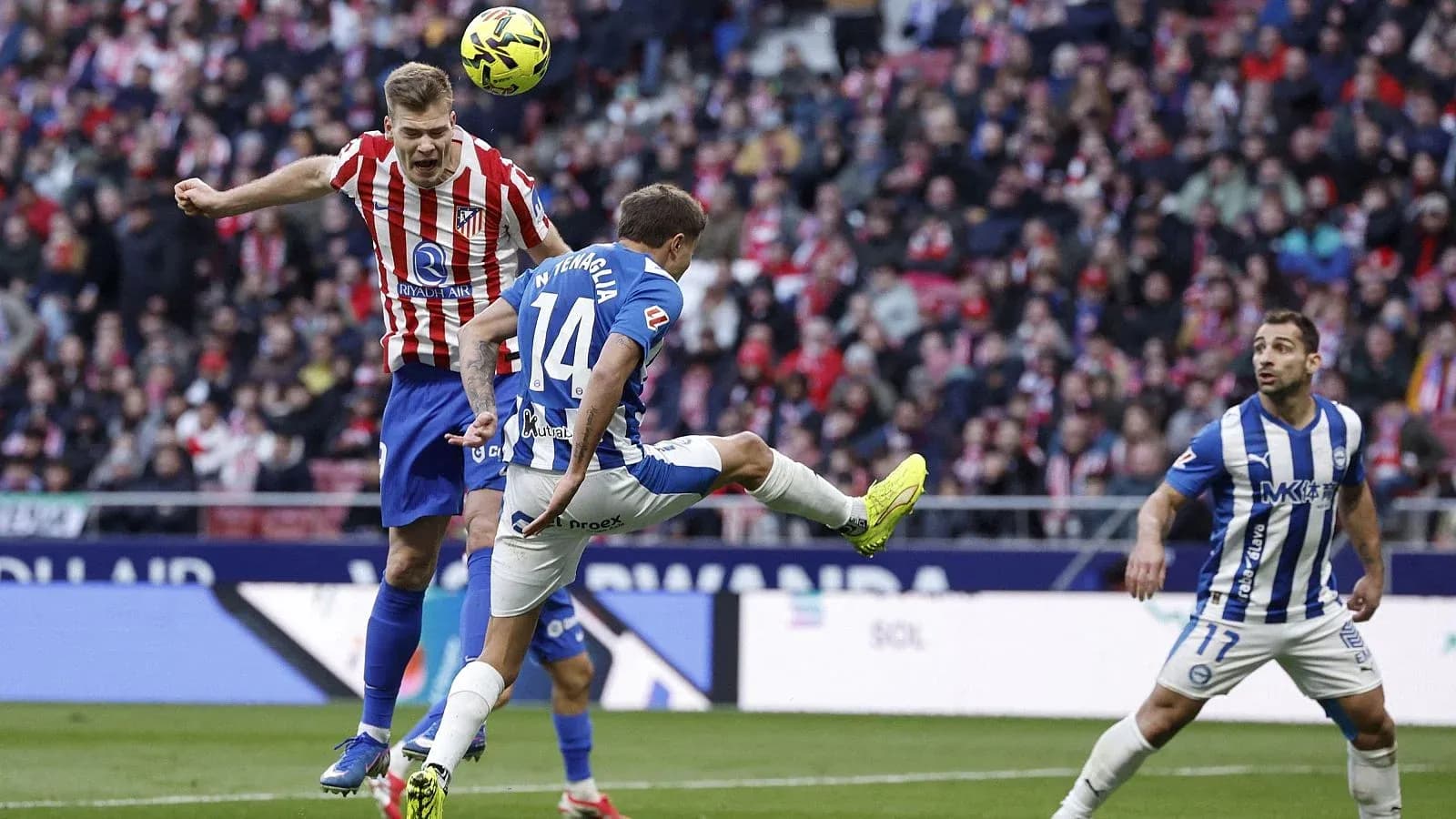 Un jugador de Alavés en acción contra Atlético Un jugador de Alavés en acción contra Atlético
