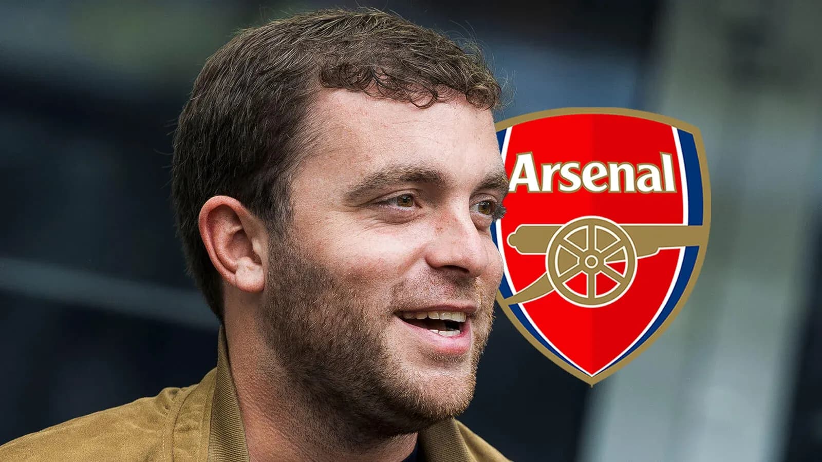 Hombre sonriendo junto al logo de Arsenal Hombre sonriendo junto al logo de Arsenal
