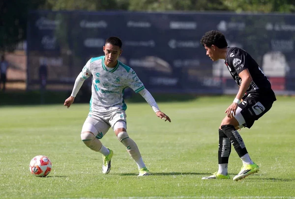 Jugador de Santos Laguna U21 driblando a un adversario Jugador de Santos Laguna U21 driblando a un adversario