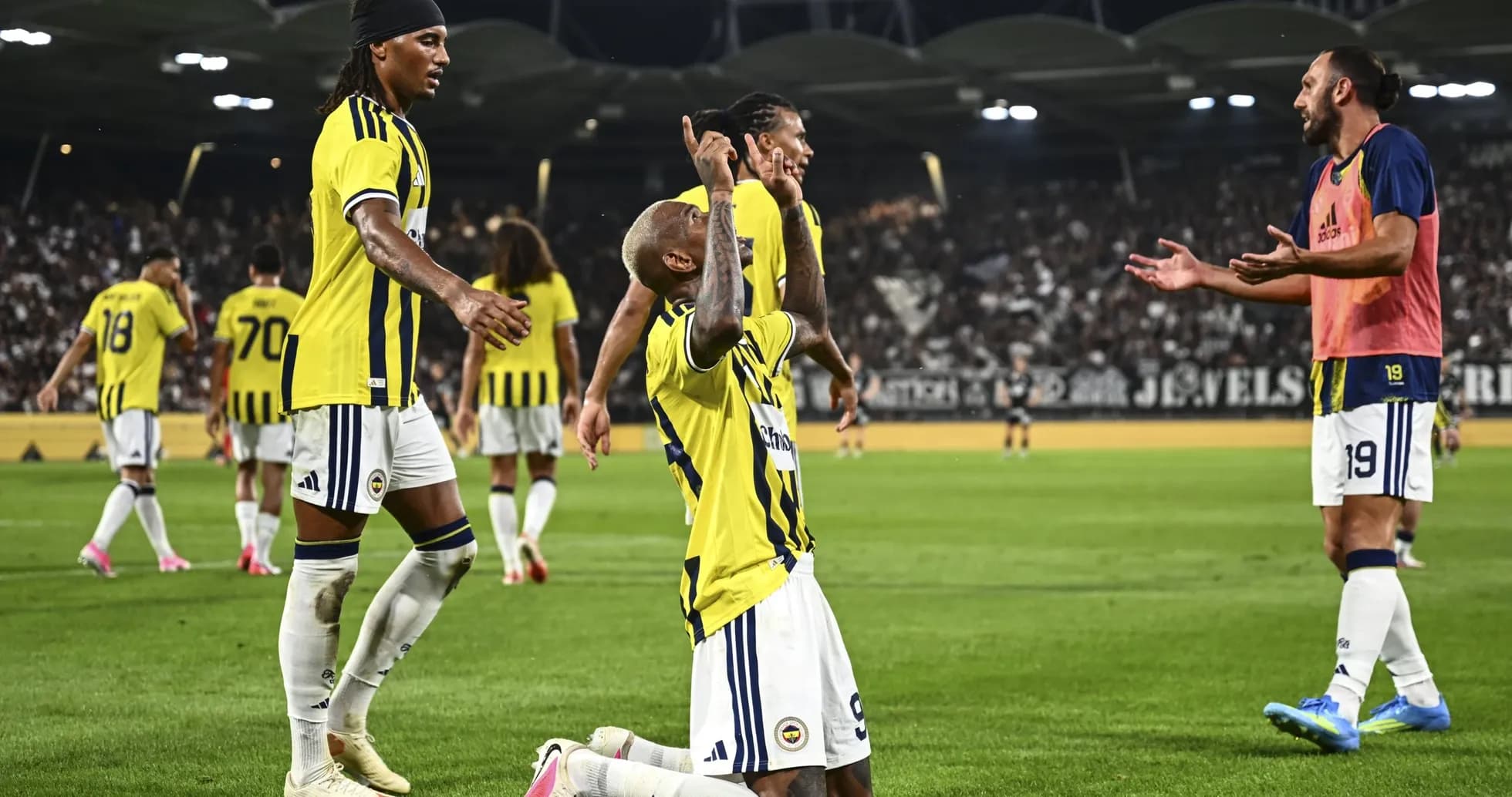 Celebración de jugadores de Fenerbahçe en el partido Celebración de jugadores de Fenerbahçe en el partido