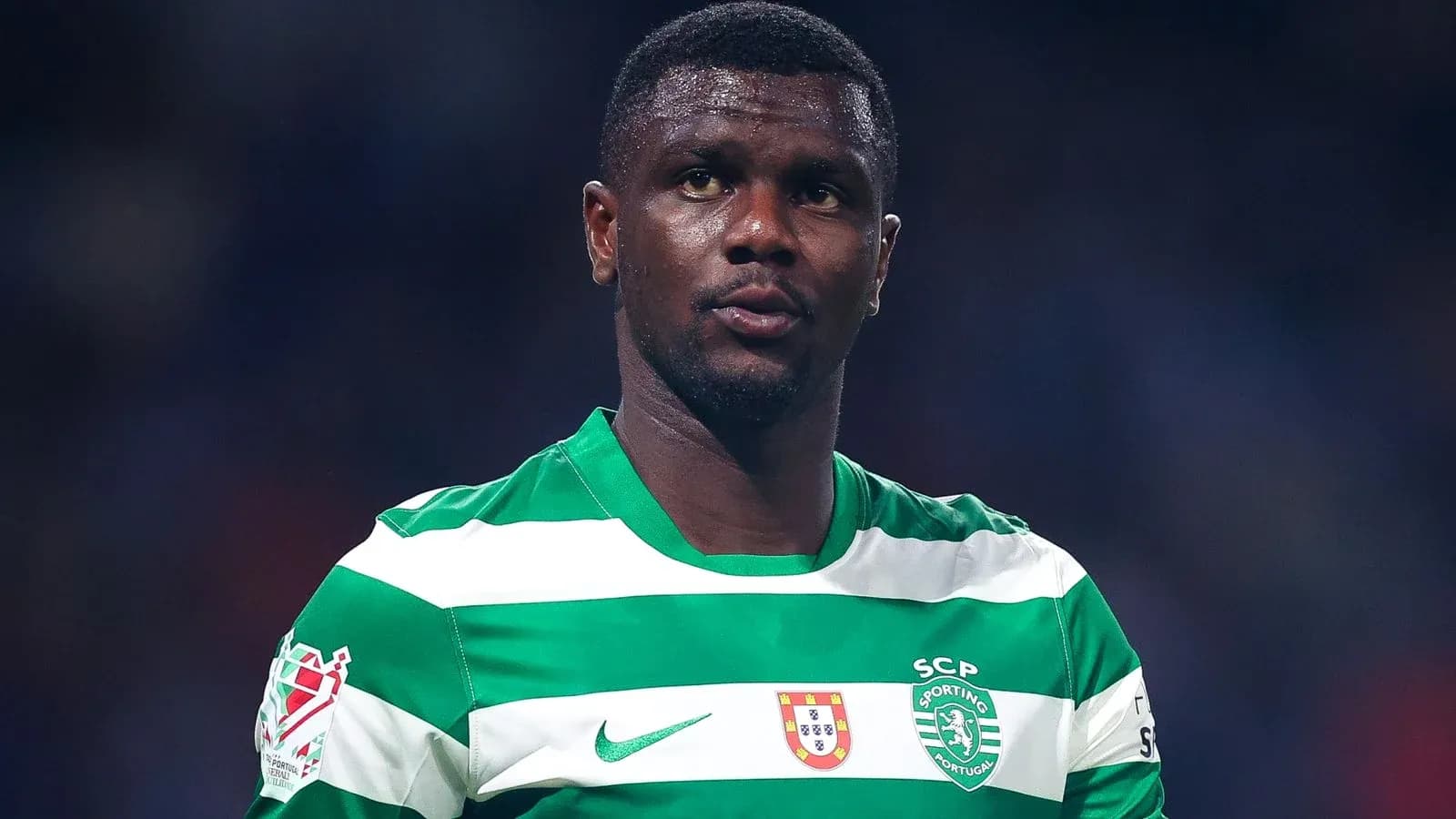 Jugador de Sporting CP con camiseta a rayas verdes y blancas Jugador de Sporting CP con camiseta a rayas verdes y blancas