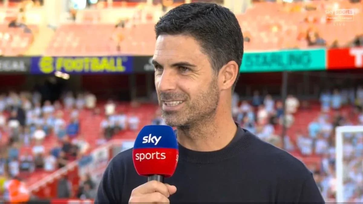 Entrenador hablando en entrevista antes del partido Entrenador hablando en entrevista antes del partido