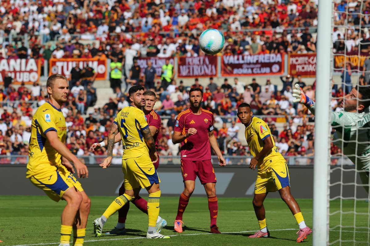 Jugadores de Hellas Verona y AS Roma en acción Jugadores de Hellas Verona y AS Roma en acción