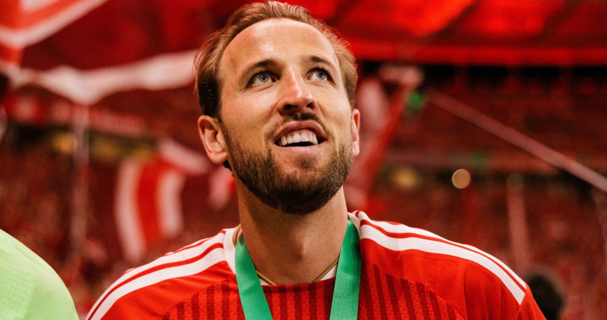 Jugador con medalla en celebración de triunfo Jugador con medalla en celebración de triunfo