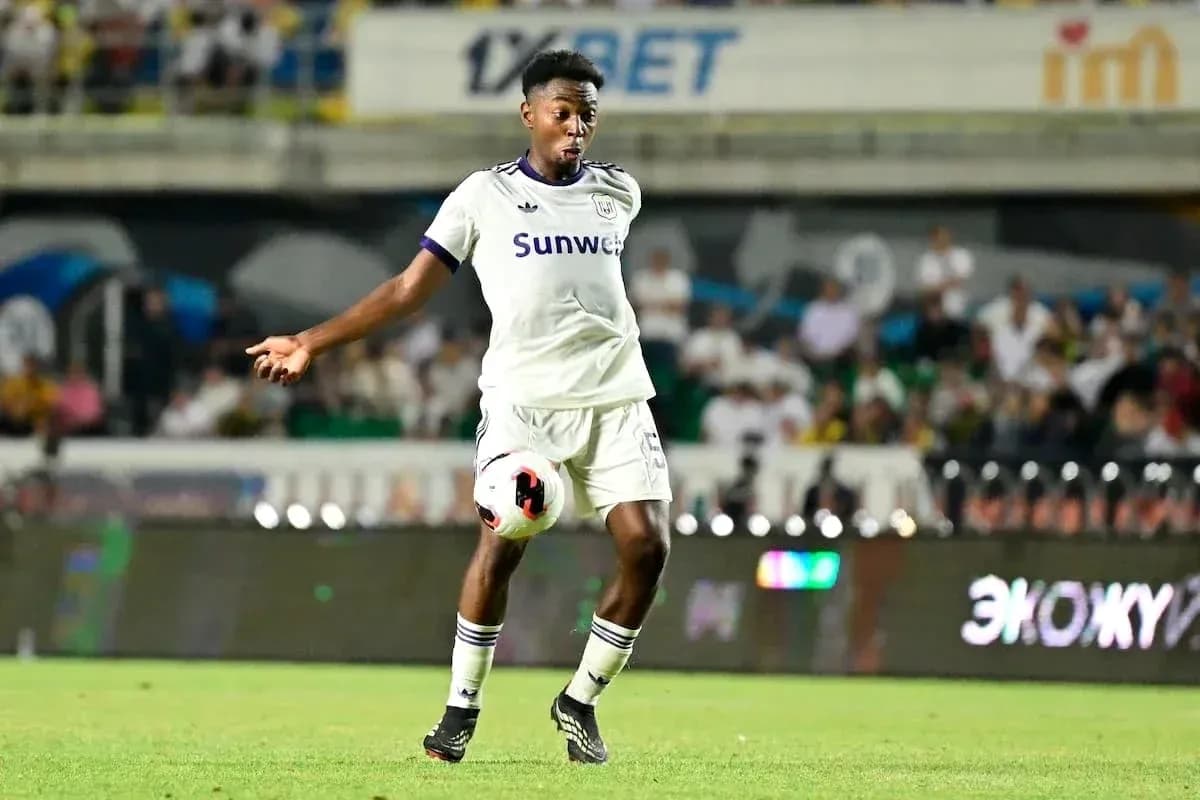 Jugador de Anderlecht controla el balón en el partido Jugador de Anderlecht controla el balón en el partido