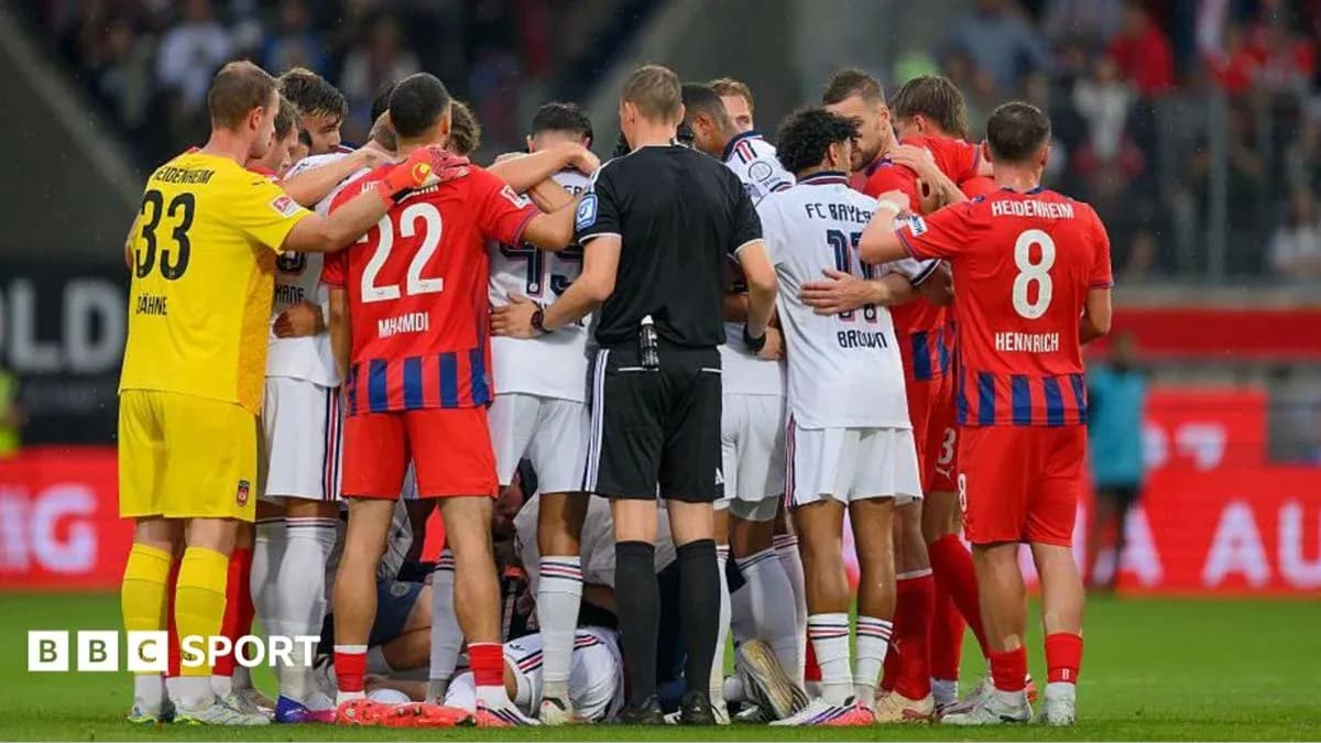 Jugadores de ambos equipos en un círculo durante el partido Jugadores de ambos equipos en un círculo durante el partido