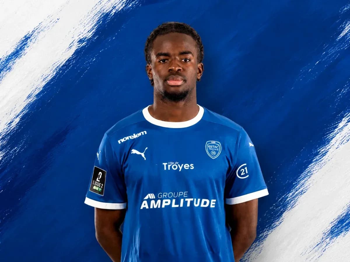 Jugador de ESTAC Troyes con camiseta azul Jugador de ESTAC Troyes con camiseta azul
