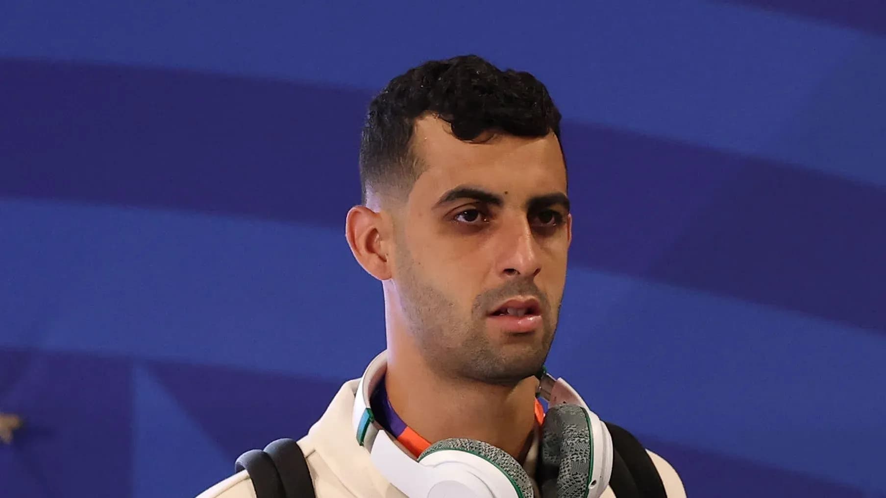 Jugador con auriculares en evento deportivo Jugador con auriculares en evento deportivo