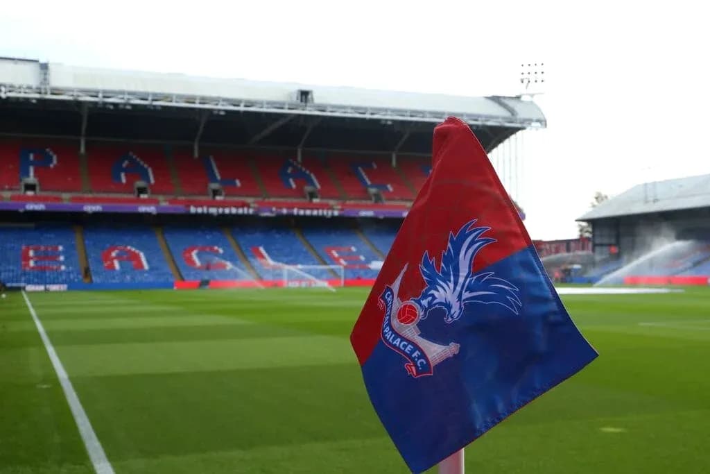 Esquina del campo en Selhurst Park con bandera Esquina del campo en Selhurst Park con bandera