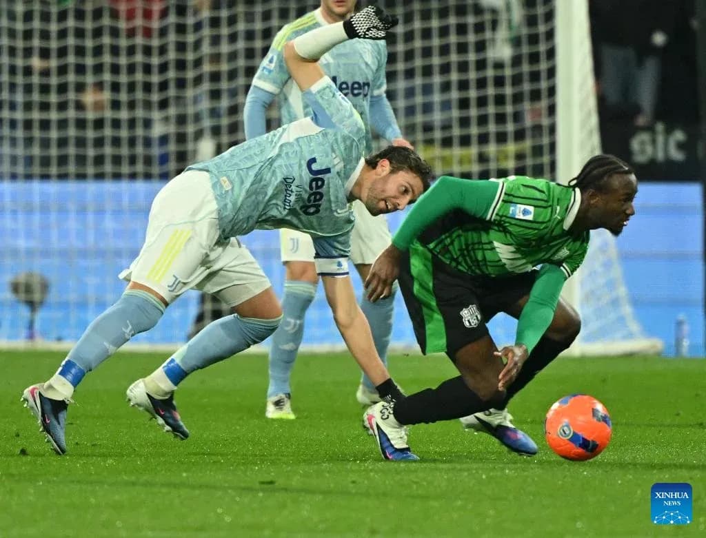 Jugador de Sassuolo compitiendo por el balón Jugador de Sassuolo compitiendo por el balón