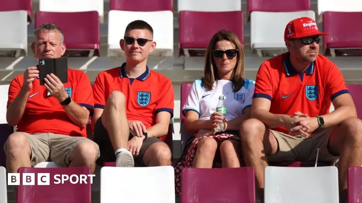 Espectadores con camisetas de Inglaterra en el estadio Espectadores con camisetas de Inglaterra en el estadio