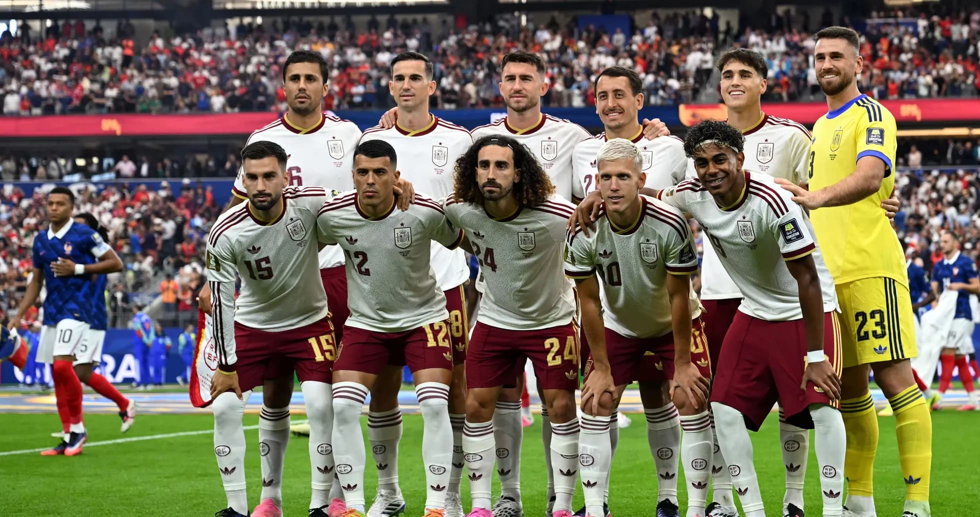 Equipo de fútbol de España posando en el campo Equipo de fútbol de España posando en el campo
