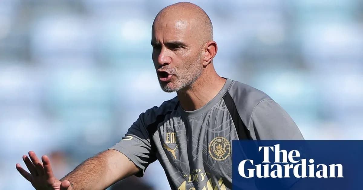 Entrenador dirigiendo una sesión de entrenamiento Entrenador dirigiendo una sesión de entrenamiento
