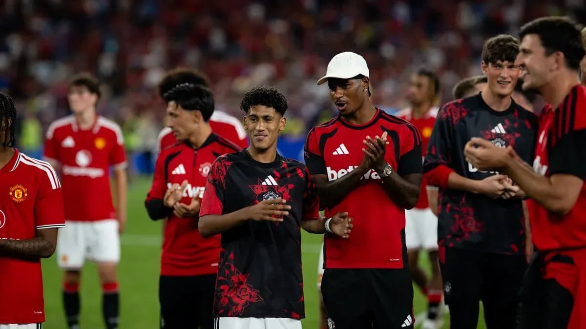 Jugadores de Manchester United celebrando en el campo Jugadores de Manchester United celebrando en el campo