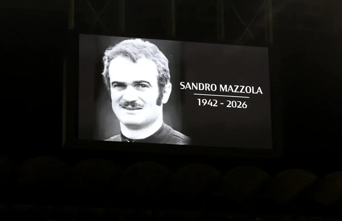 Pantalla que muestra homenaje a Sandro Mazzola Pantalla que muestra homenaje a Sandro Mazzola