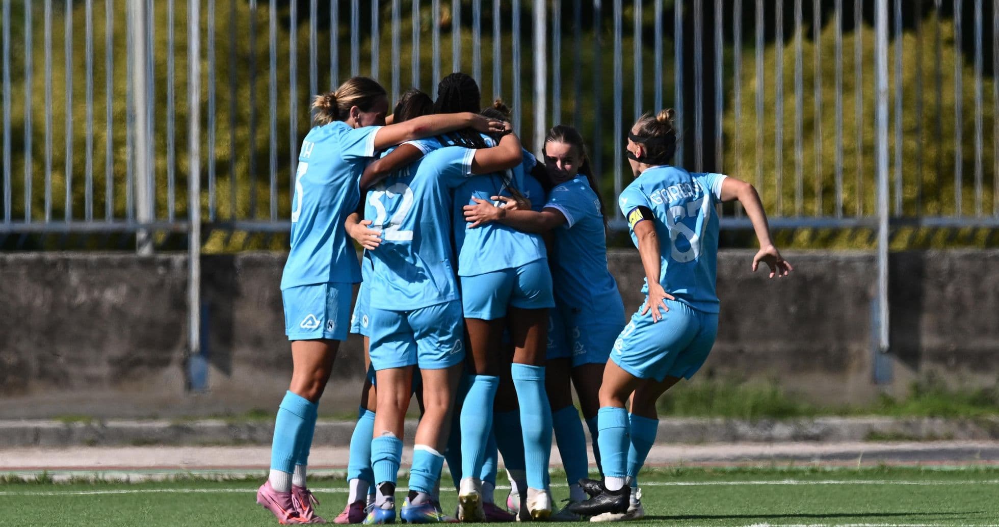 Jugadoras de Napoli celebrando un gol Jugadoras de Napoli celebrando un gol
