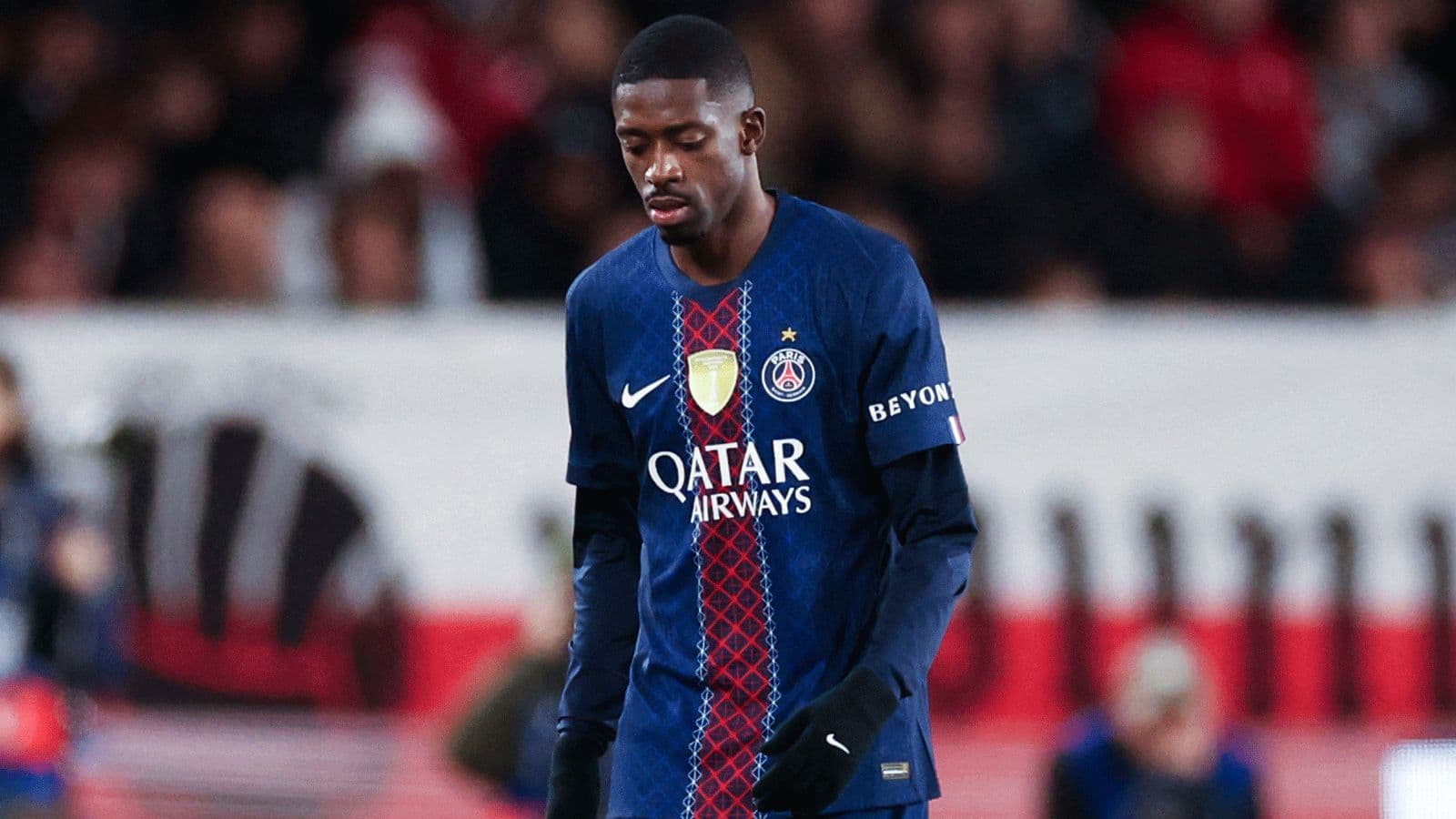 Jugador del PSG caminando por el campo Jugador del PSG caminando por el campo