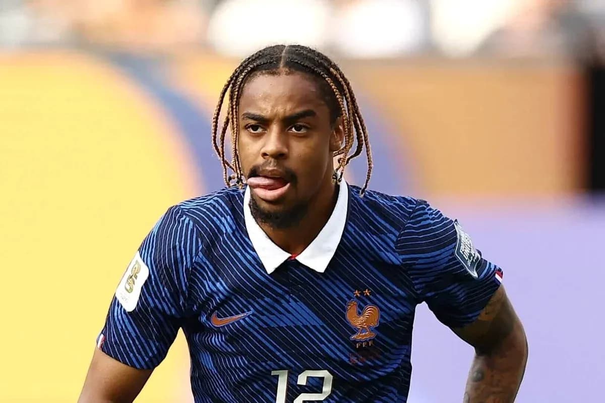Jugador de Francia corriendo durante un partido Jugador de Francia corriendo durante un partido
