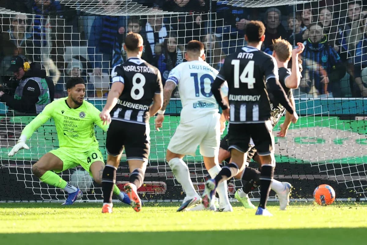 Lautaro Martínez disparando a puerta durante el partido Lautaro Martínez disparando a puerta durante el partido