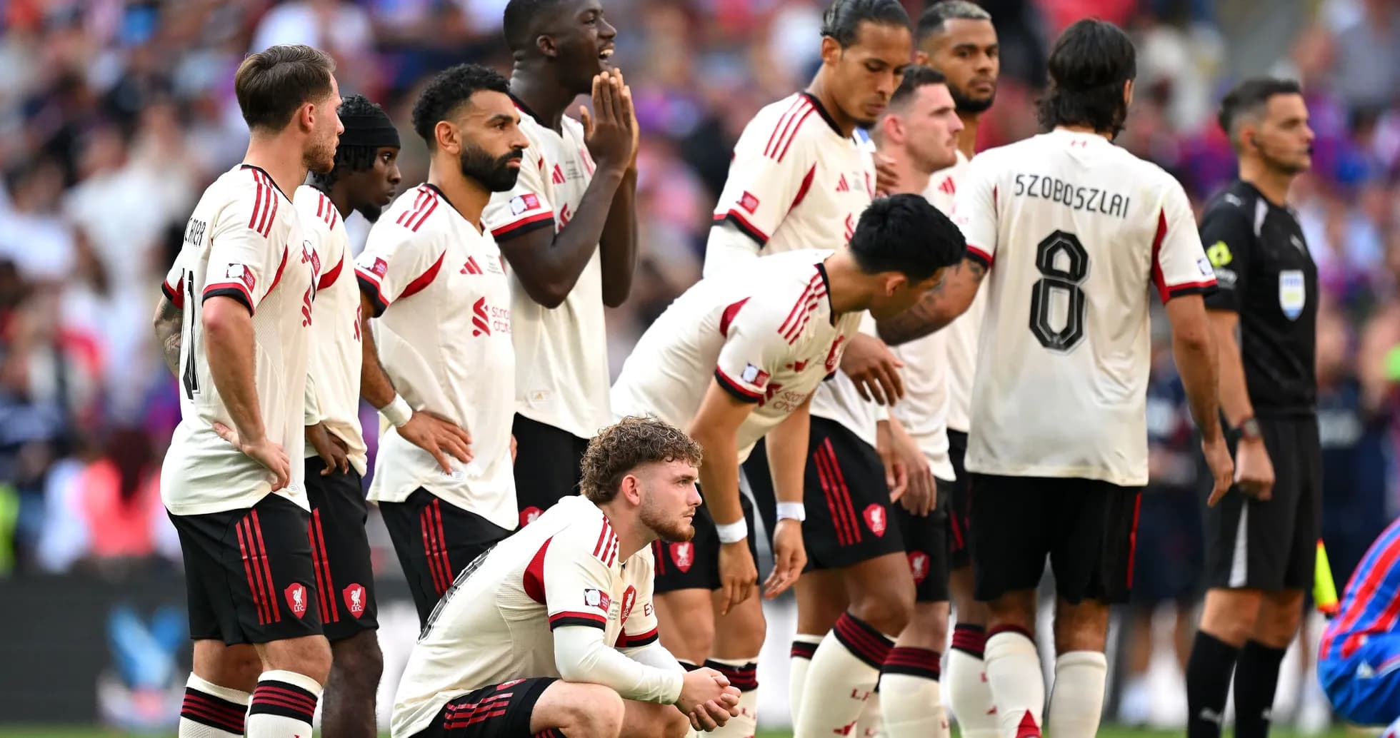 Jugadores de Liverpool en la barrera durante un tiro libre Jugadores de Liverpool en la barrera durante un tiro libre
