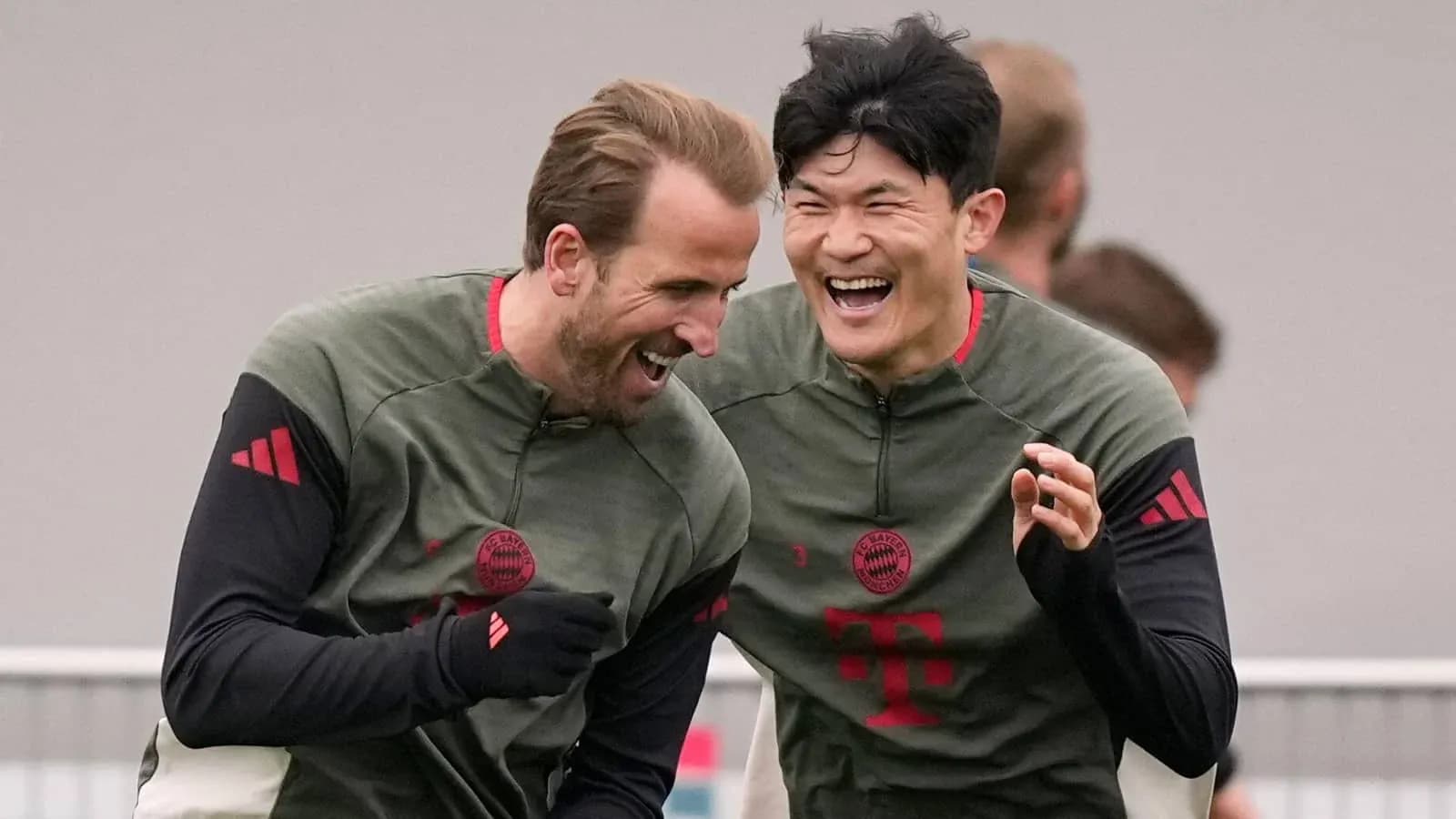Jugadores de Bayern Múnich riendo en entrenamiento Jugadores de Bayern Múnich riendo en entrenamiento