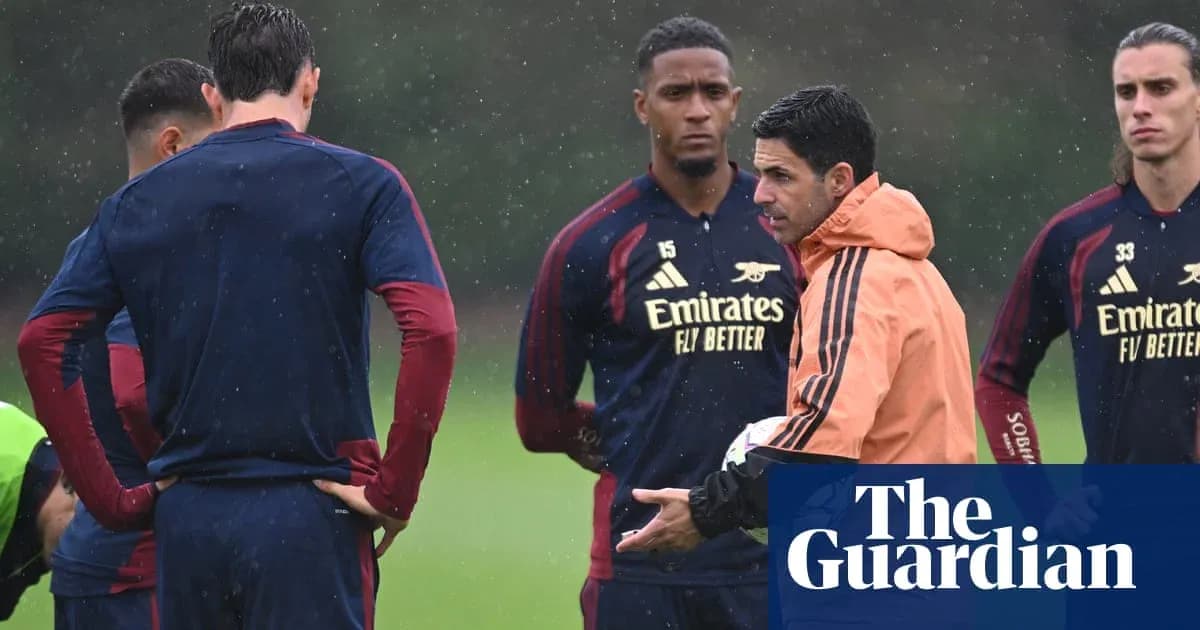 Entrenador hablando con jugadores durante la práctica Entrenador hablando con jugadores durante la práctica