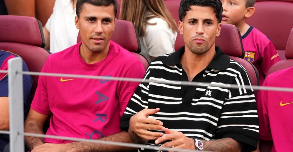 Dos jugadores sentados en el estadio viendo el partido Dos jugadores sentados en el estadio viendo el partido