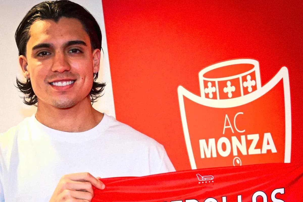 Jugador sosteniendo una bufanda de AC Monza Jugador sosteniendo una bufanda de AC Monza