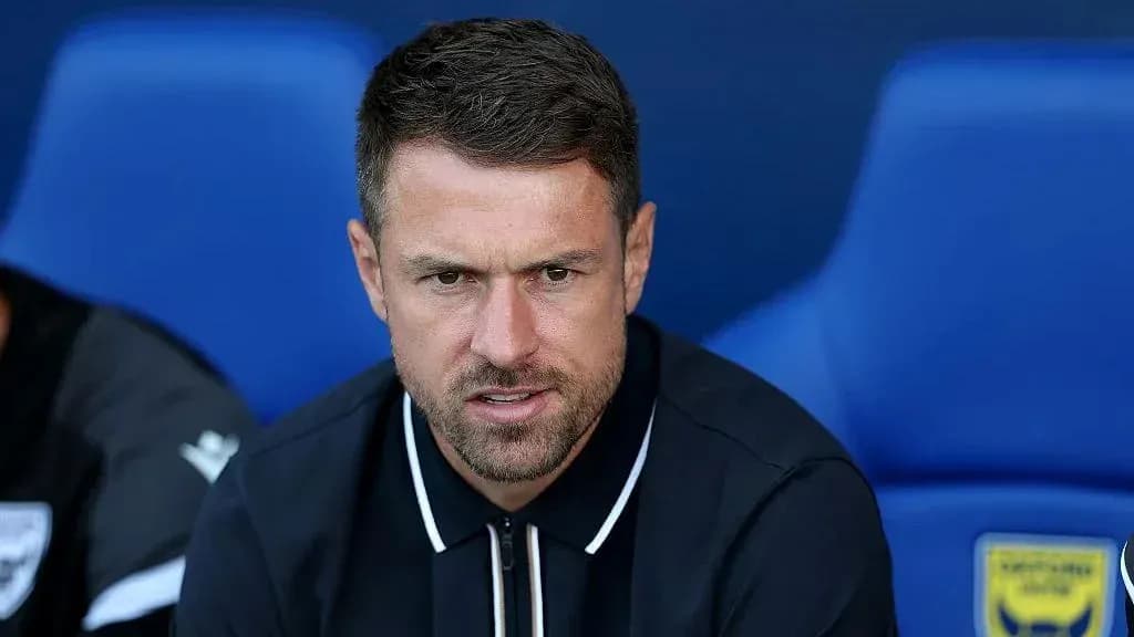 Entrenador sentado en el banquillo durante el partido Entrenador sentado en el banquillo durante el partido