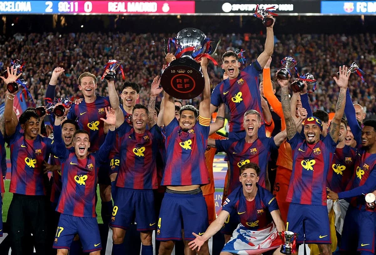 Jugadores del Barcelona celebrando un trofeo Jugadores del Barcelona celebrando un trofeo