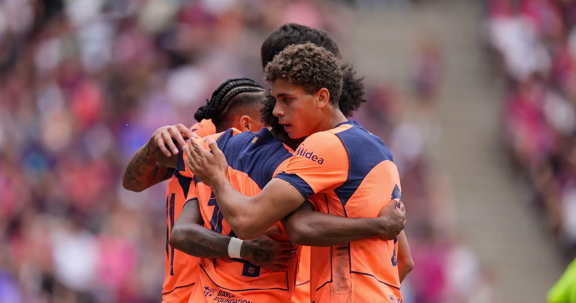 Jugadores abrazándose tras un gol en el partido Jugadores abrazándose tras un gol en el partido