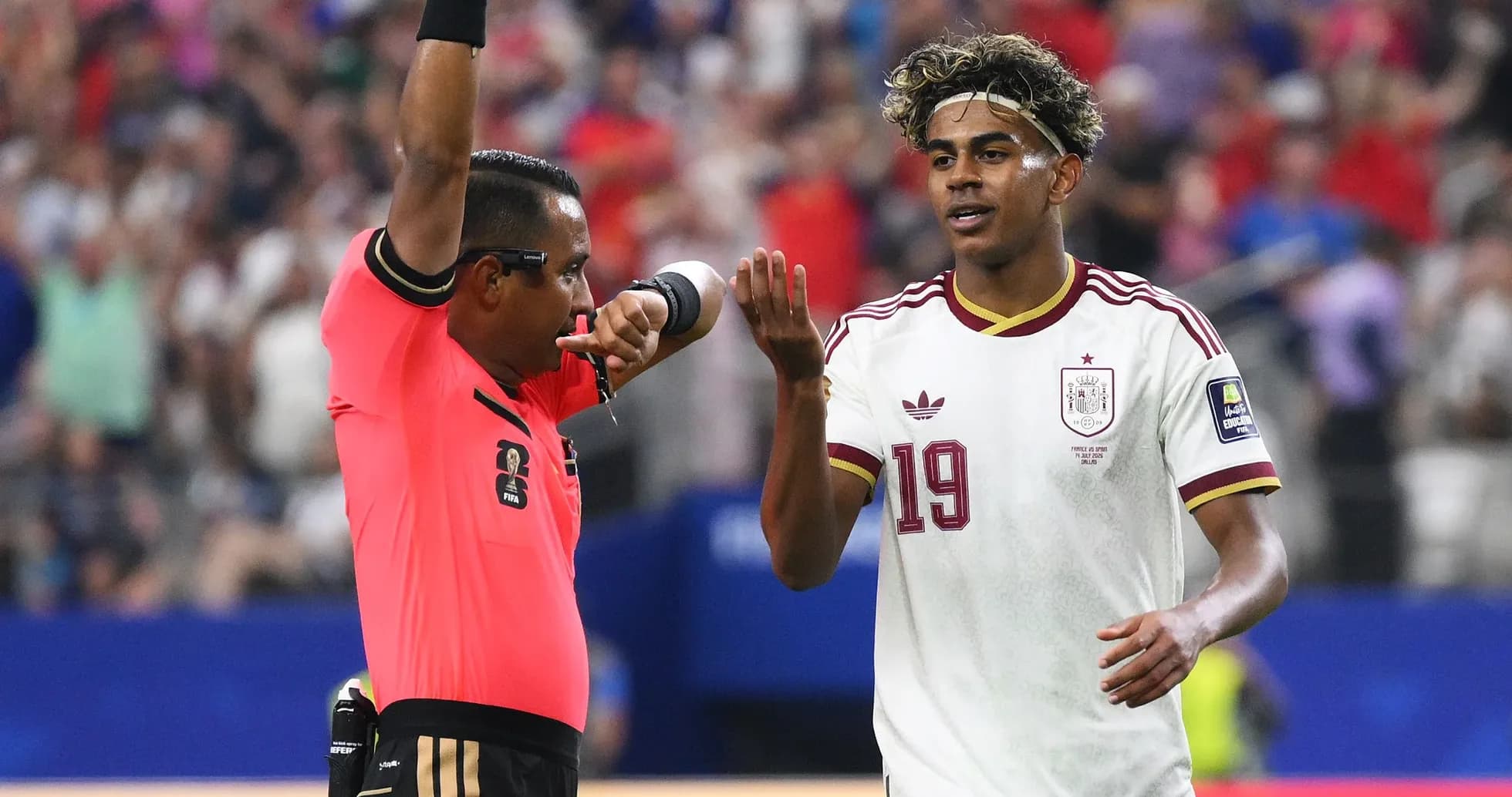Árbitro mostrando tarjeta amarilla a jugador español Árbitro mostrando tarjeta amarilla a jugador español