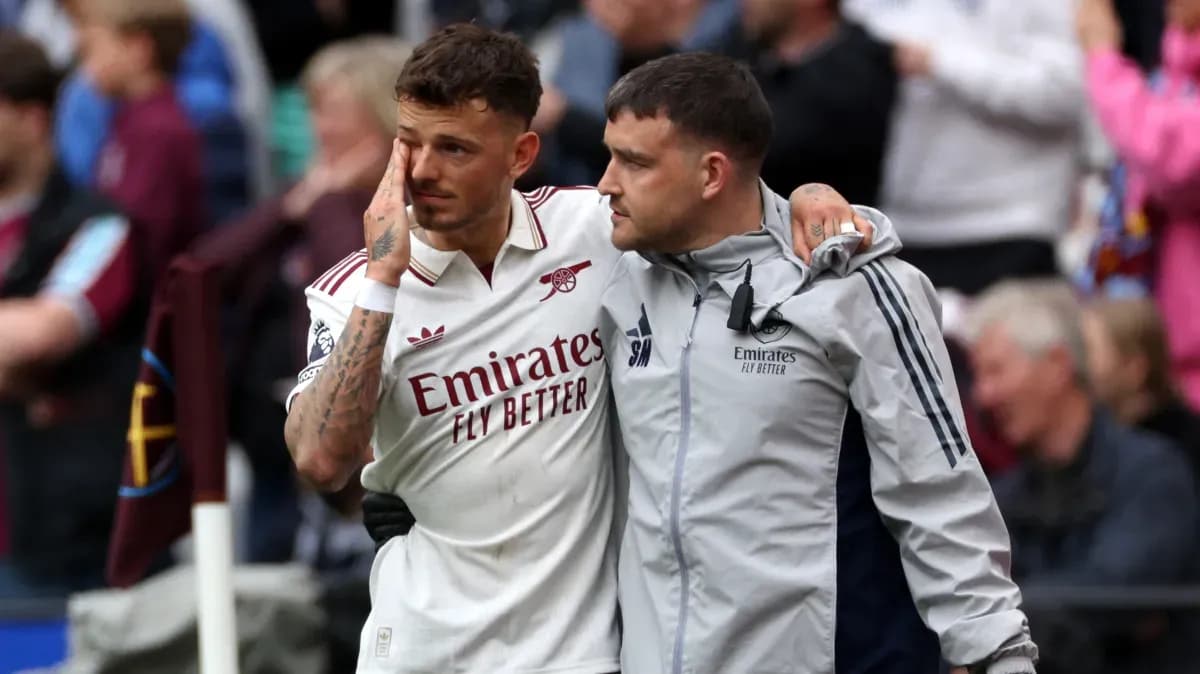 Jugador de Arsenal siendo asistido tras el partido Jugador de Arsenal siendo asistido tras el partido