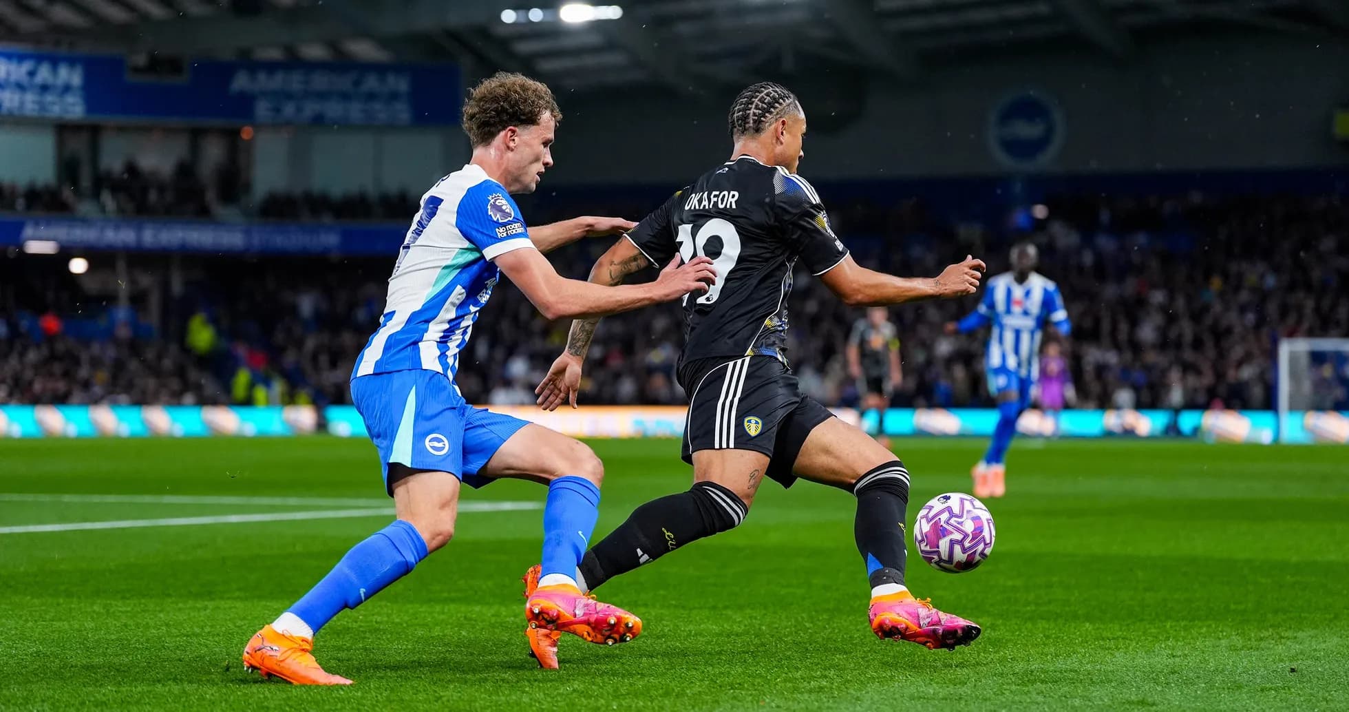 Jugador de Brighton persiguiendo a jugador de Leeds Jugador de Brighton persiguiendo a jugador de Leeds