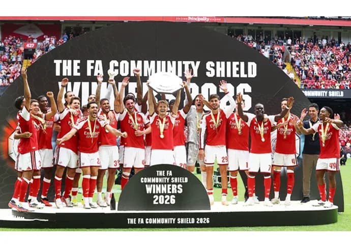 Jugadores de Arsenal celebrando victoria en el trofeo Jugadores de Arsenal celebrando victoria en el trofeo
