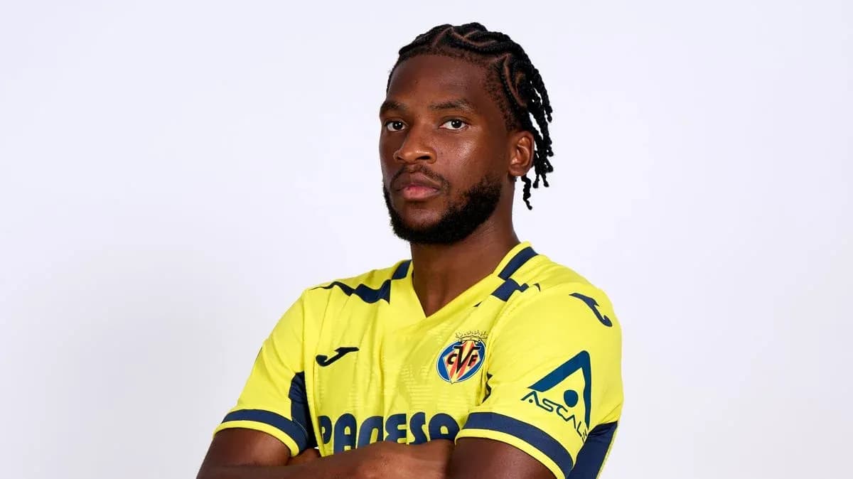 Jugador con camiseta amarilla de Villarreal posando Jugador con camiseta amarilla de Villarreal posando