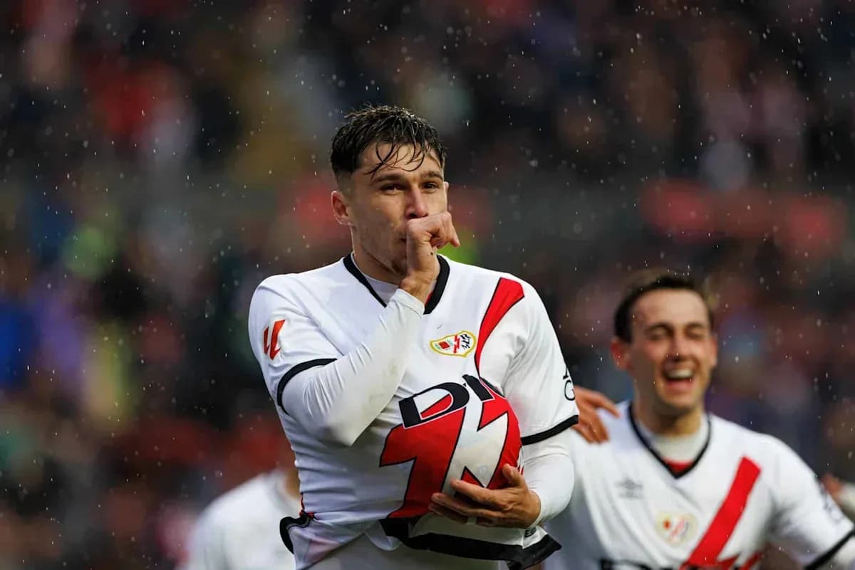 Jugador de Rayo Vallecano celebrando un gol en lluvia Jugador de Rayo Vallecano celebrando un gol en lluvia
