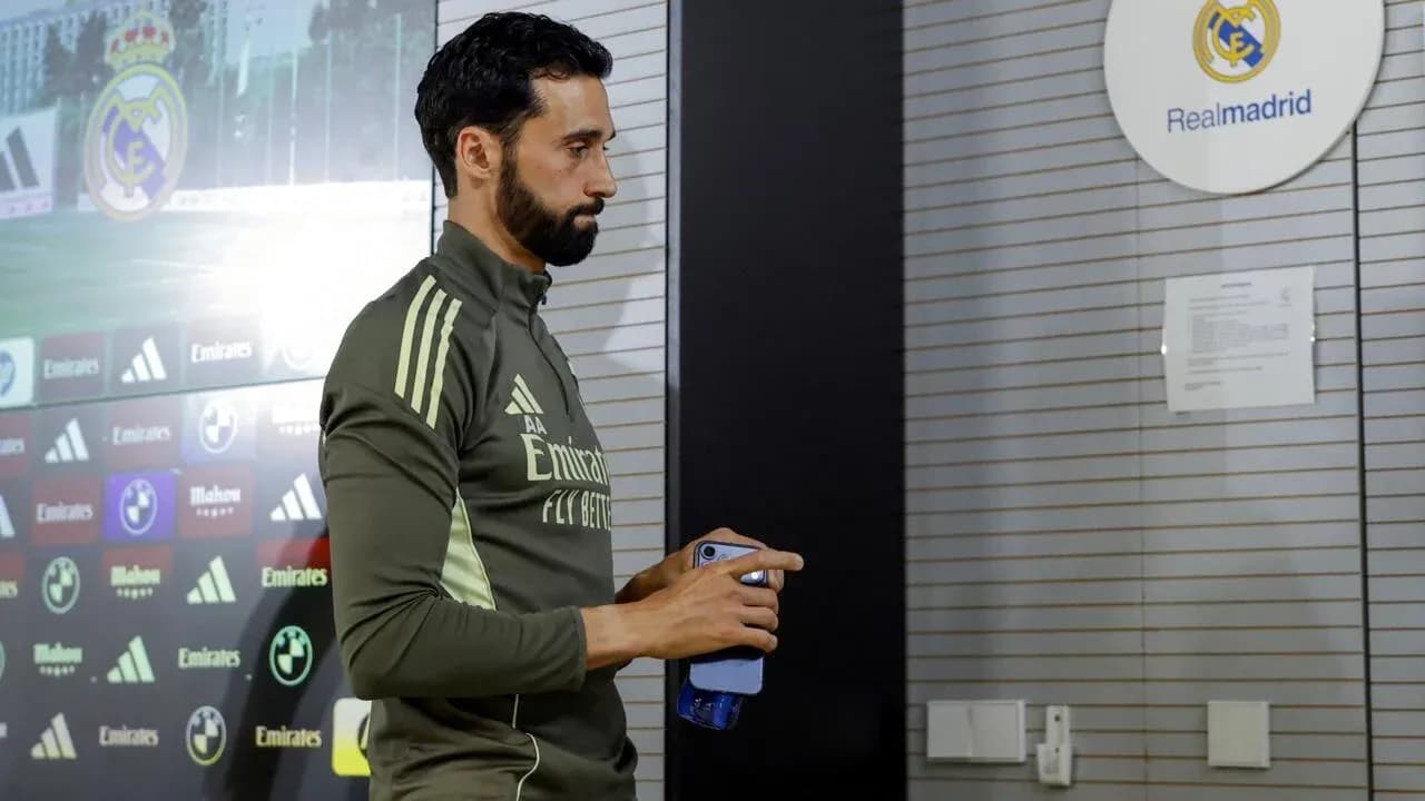 Jugador de Real Madrid entrando a sala de prensa Jugador de Real Madrid entrando a sala de prensa